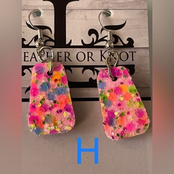 Bright and shiny pink earrings - Picture 1 of 2